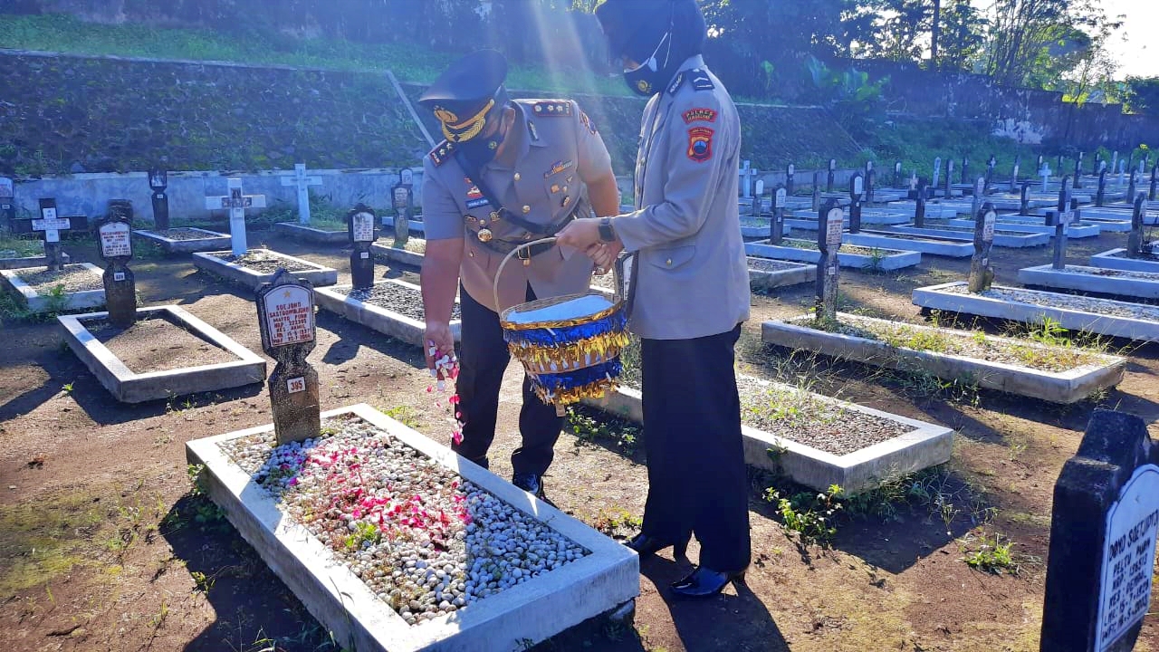 Kapolres Magelang tabur bunga di Taman Makam Pahlawan
