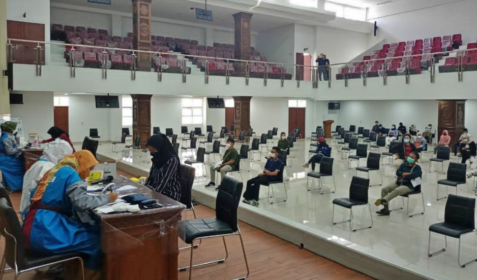 Mahasiswa UNTIDAR saat mengikuti swab antigen dan PCR_Foto humas pemkot