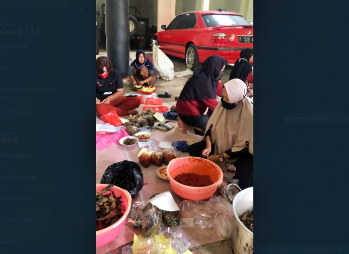 Pemuda dan Ibu Ibu di Grabag saat berada di Dapur Umum bantu warga terpapar covid