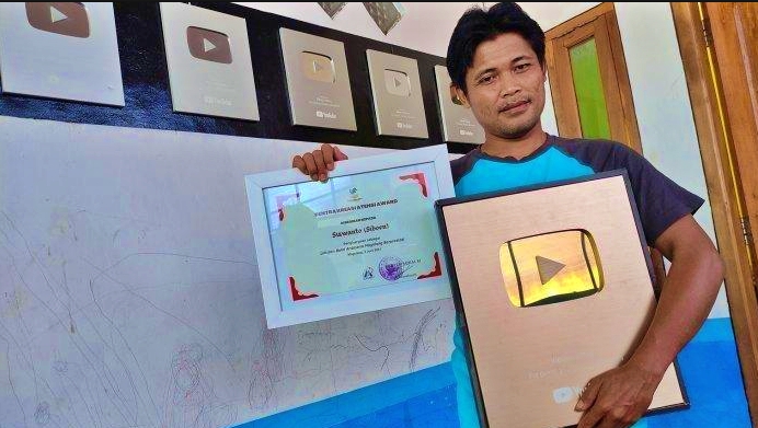 Pemuda tukang rongsok menjadi youtuber