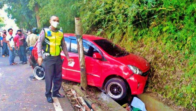 Petugas Kepolisian saat di lokasi kecelakaan karambol di Jalan Bandungan