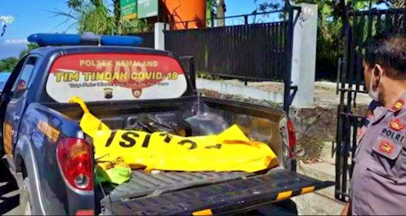 Petugas Kepolisian saat mengevakuasi jenazah wisatawan yang jatuh di jurang 80 meter