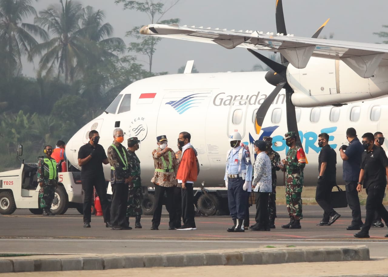Presiden Jokowi tiba di Purbalingga disambut Ganjar Pranowo (11/6/2021)-(Foto: ihr)
