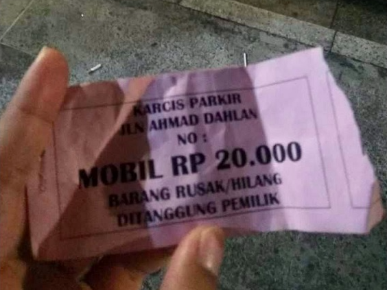 SELANGIT: Tarif parkir mobil Rp20 ribu di titik 0 kilometer Jogja. (foto: facebook/ rena deska physio)
