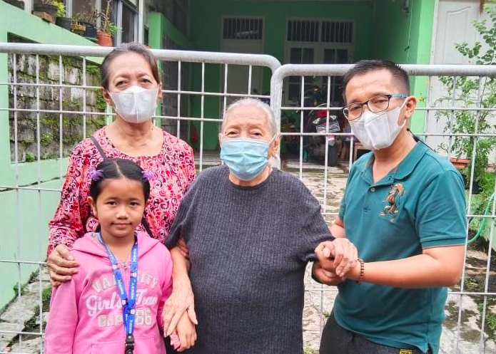 PILU: Istri ajudan Bung Karno, Elizabeth Koesno (tengah) berada di depan rumah kontrakan yang habis sewa per 1 Juni 2021. (foto: ist)