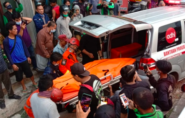 AMBULANS: Jenazah Solohin warga Magelang dibawa ke rumah sakit menggunakan mobil ambulans. (foto: damkar bogor)