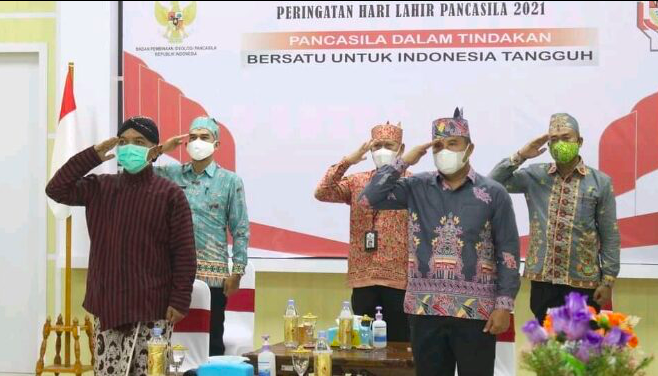 TOLERANSI: Ketua DPRD Seruyan, Zuli Eko Prasetyo (kiri), mengenakan busana Jawa surjan saat memperingati Hari Lahir Pancasila. (foto: ist)