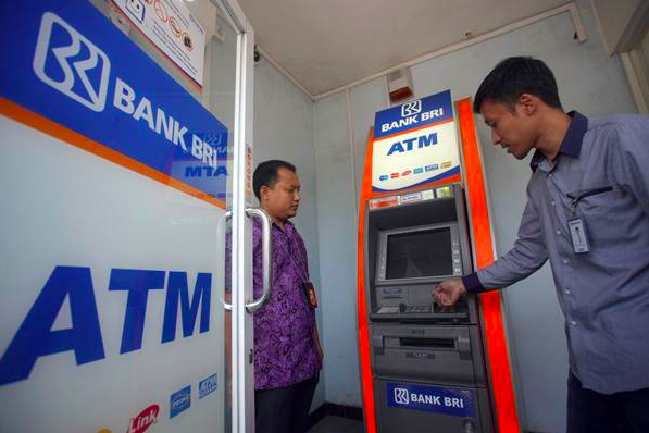 PRAKTIS: Nasabah Bank BRI memanfaatkan ATM untuk melakukan transaksi perbankan. (foto: internet)