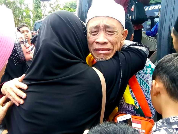 TANGIS: Seorang jamaah haji menangis haru di sambut keluarga setiba di Indonesia dari tanah suci. Gambar sebelum pandemi covid-19. (sumber: internet)