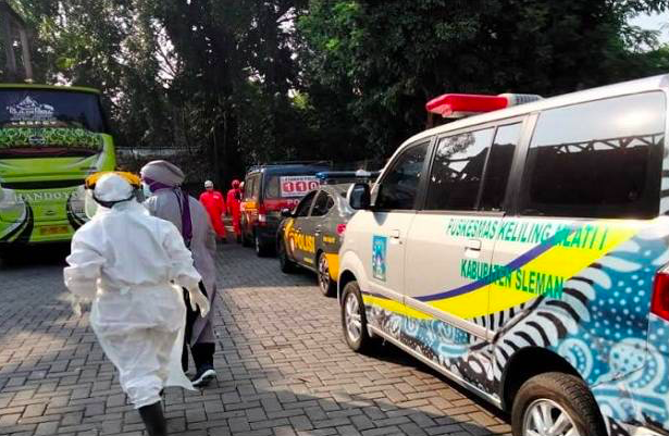 EVAKUASI: Polisi bersama tim medis saat mengevakuasi jenazah penumpang bus PO Handoyo. (foto: ist)