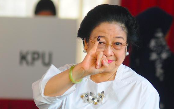 PESTA DEMOKRASI: Presiden kelima RI Megawati Soekarnoputri menunjukkan jarinya yang telah dicelup tinta seusai menggunakan hak pilihnya pada Pemilu 2019. (foto: ist)
