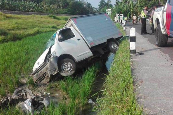 NYUNGSEP: Honda BeAT dan Mobil Boks GranMax nyemplung ke sawah usai terlibat kecelakaan. (foto: ist)