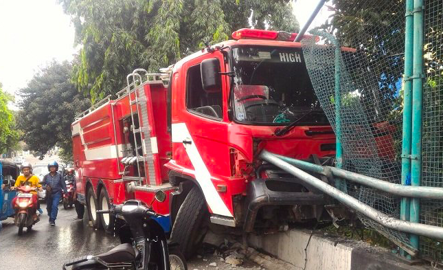 Gambar ilustrasi kecelakaan truk damkar saat bertugas. (foto: internet)