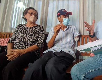 AMPUTASI: Ari Santoso, 70, (bertopi) diduga menjadi korban malapraktik sebuah rumah sakit di Banyumas. (gambar: ist)