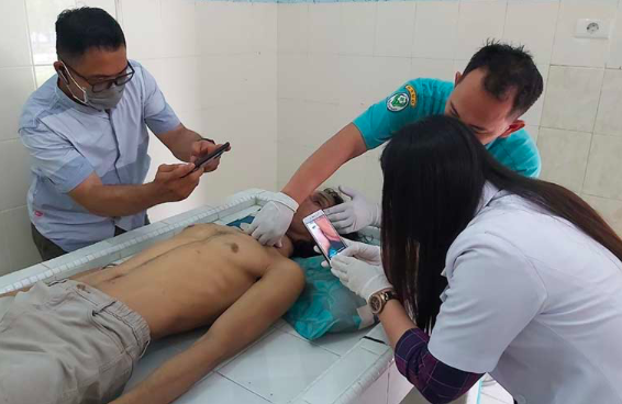 STRES: Dokter melakukan pemeriksaan luar terhadap jenazah korban bunun diri. (Gambar ilustrasi/internet)