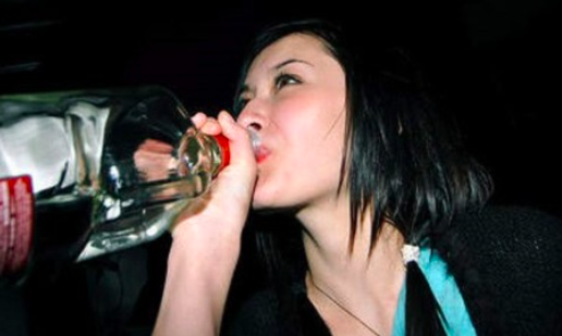 Ilustrasi wanita menenggak minuman beralkohol (gambar: internet)