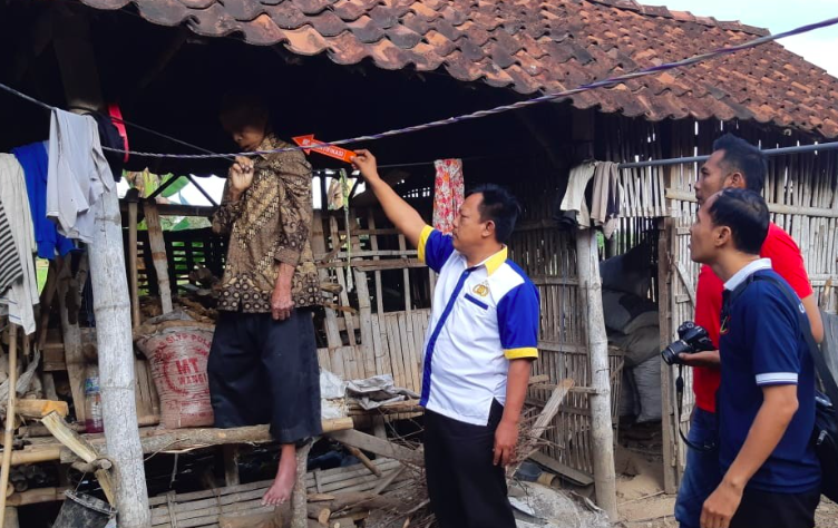 Ilustrasi polisi melakukan oleh TKP kasus gantung diri di kendang sapi. (foto: internet)