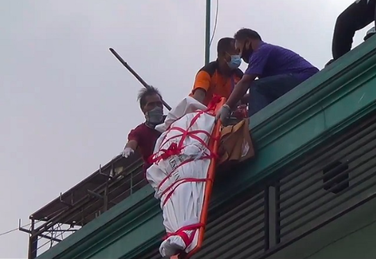 DRAMATIS: Proses evakuasi korban, Sarianto, 40, yang tewas terjebak di atap bangunan usai tersengat listrik. (foto: ist)