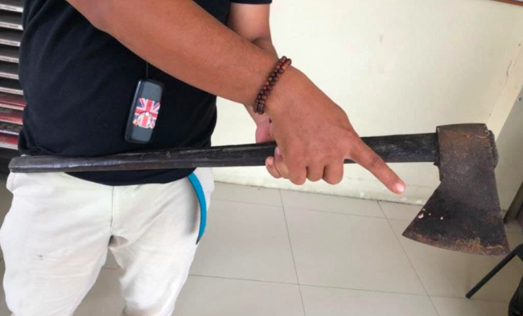 BERINGAS: Barang bukti kapak yang digunakan untuk menebas korban hingga tewas. (gambar: ilustrasi/ist)