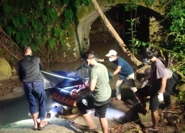 KALIBAWANG: Proses evakuasi jasad Mbah Ginuk dilakukan TNI-Polri dibantu relawan serta warga setempat. (foto: ist)