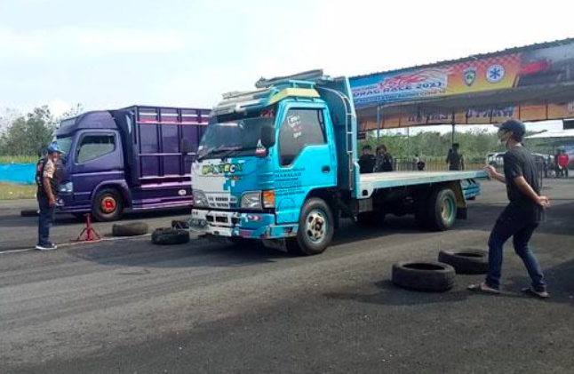 ADU KENCANG: Drag Truk di Pangkalan udara Gading Playen Gunungkidul. (foto: ist)