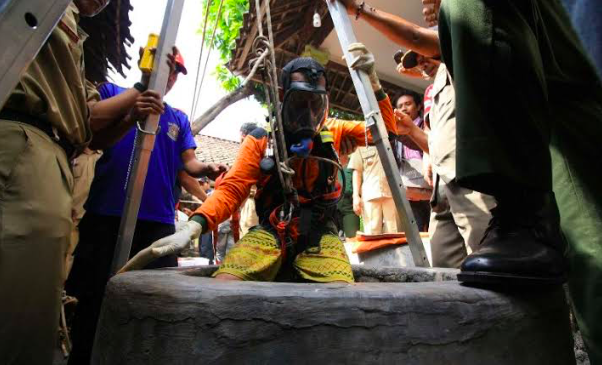 TEWAS: Petugas mengevakuasi korban yang jatuh ke sumur usai kesetrum pompa air. (foto: ilustrasi/ist)