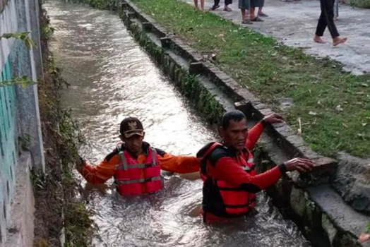 PENCARIAN: Tim SAR Gabungan terus melakukan pencarian balita dua tahun yang diduga hanyut di sungai. (foto: ist)