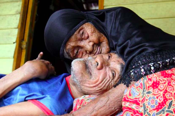 Ilustrasi seorang nenek berusia 101 tahun tengah merawat anaknya berusia 60an tahun. (foto: ist)