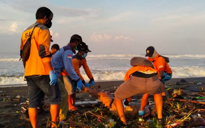 TUMPUKAN SAMPAH: SAR Bantul bersama dengan TNI AL dan Ditpolairud mengevakuasi jasad pria misterius di Pantai Samas Bantul. (foto: ist)