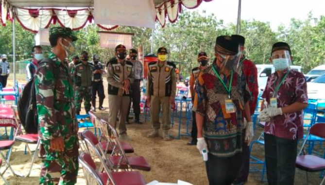 LANGGAR PROKES: Hajatan anak Kepala Dusun Paliyan, SUnarman, dibubarkan Tim Satuan Tugas Covid-19 Gunungkidul. (foto: ist)