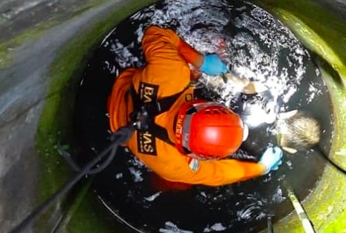 TERPELESET: Korban kecelakaan sumur, Heru Suyamto, berhasil dievakuasi tim rescue dalam kondisi meninggal dunia. (foto: ist)