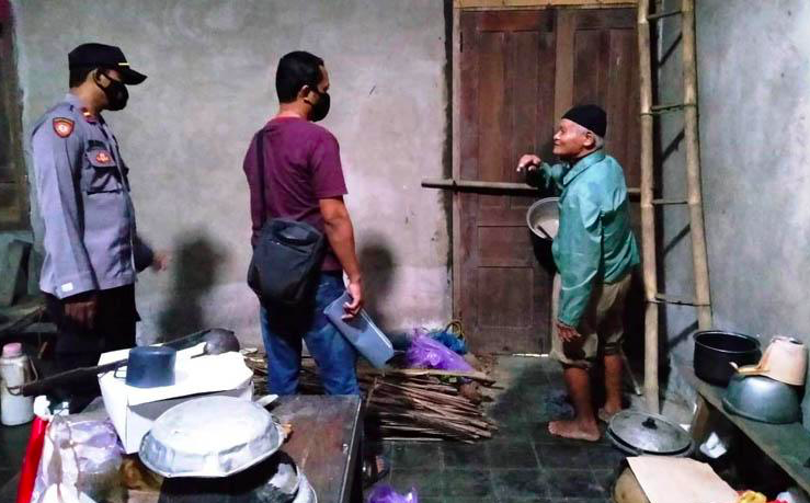 KASIHAN: Kakek Saiman, 78, (kanan) dan polisi saat melakukan olah Tempat Kejadian Perkara. (foto: ist)