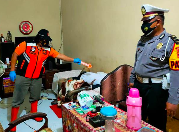 MENINGGAL: Polisi melakukan olah TKP di rumah korban, Suharjanta, 51, warga Kulon Progo. (foto: ist)