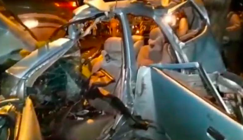 GEPENG: Kondisi mobil ringsek usai ditabrak bus di Jalan Raya Banyumas arah Purbalingga, Rabu (23/6) malam. (foto: tangkapan layar)