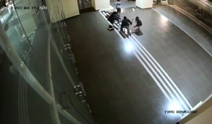 BARBUK: Dua tersangka LH dan IA terekam CCTV di ISI Jogjakarta saat melakukan kejahatan terhadap seorang mahasiswi. (gambar: ist)