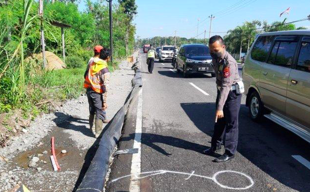 TERTABRAK: Polisi melakukan olah TKP kecelakaan yang menewaskan mantan lurah di Kulon Progo. (foto: ilustrasi/ist)