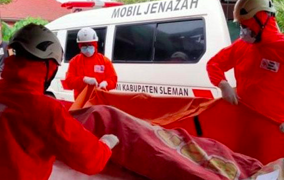 EVAKUASI: Petugas melakukan evakuasi korban misterius yang meninggal dunia mendadak di Kios Salak Sleman.