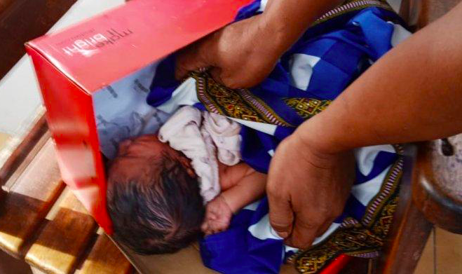SEHAT: Bayi perempuan yang dibuang terbungkus kotak sepatu berhasil diselamatkan warga. (foto: ist)