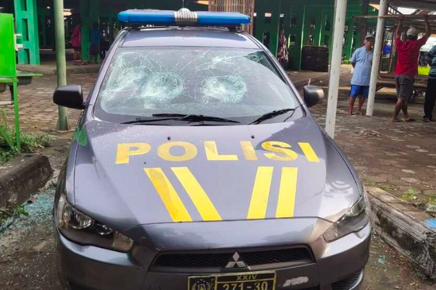 PECAH: Mobil patrol Polsek Galur yang dirusak diduga ODGJ. (foto: ist)