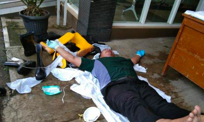 KELENGAR: Anggota Satgas Covid-19 pingsan usai tenggak bahan disinfektan. (gambar: ilustrasi/ist)