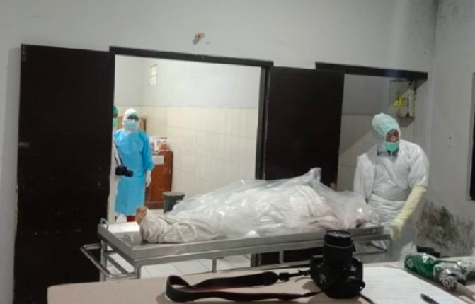 NAHAS: Petugas megevakuasi jasad pasien positif Covid-19 korban bunuh diri yang menjalani isolasi mandiri. (foto: ilustrasi/ist)