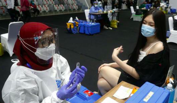 DISUNTIK: Pemerintahan Joko Widodo menggencarkan gencar melakukan vaksinasi massal bagi masyarakat. (foto: ist)