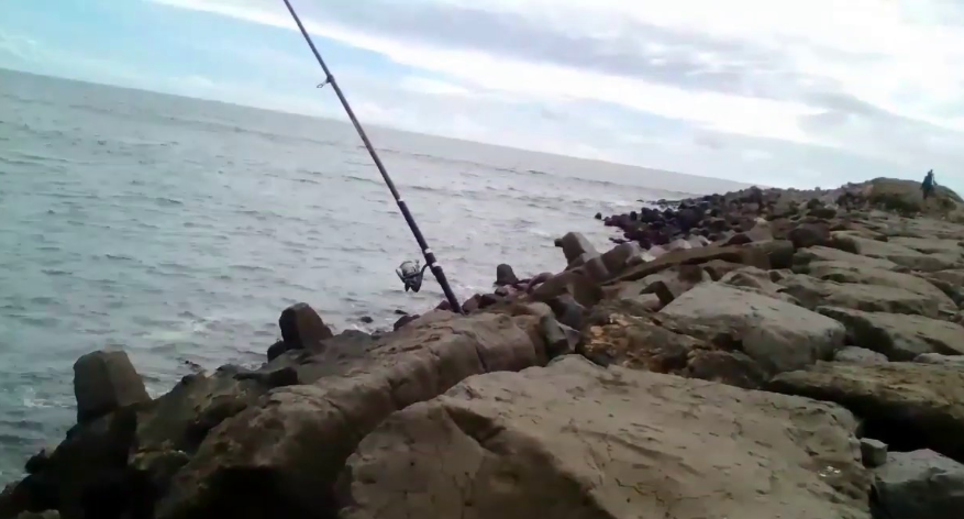 BERBAHAYA: Poin breakwater Pantai Logending menjadi salah satu tempat favorit bagi pemancing. (foto: ist)