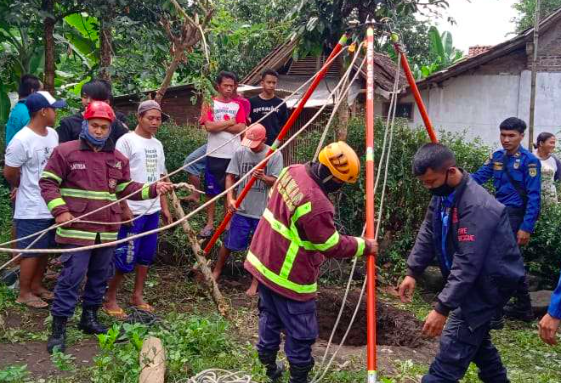 Ilustrasi petugas evakuasi jasad korban bunuh diri. (foto: ist)