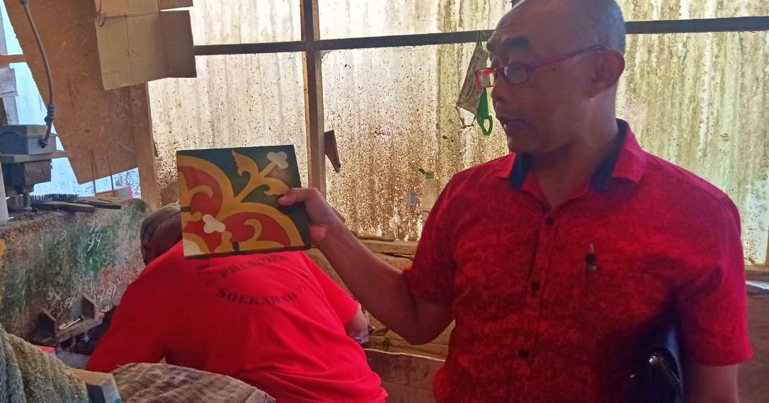 Winarno pengusaha tegel motif di Magelang saat menunjukan proes produksinya (15/6/2021)-(Foto: bsn)