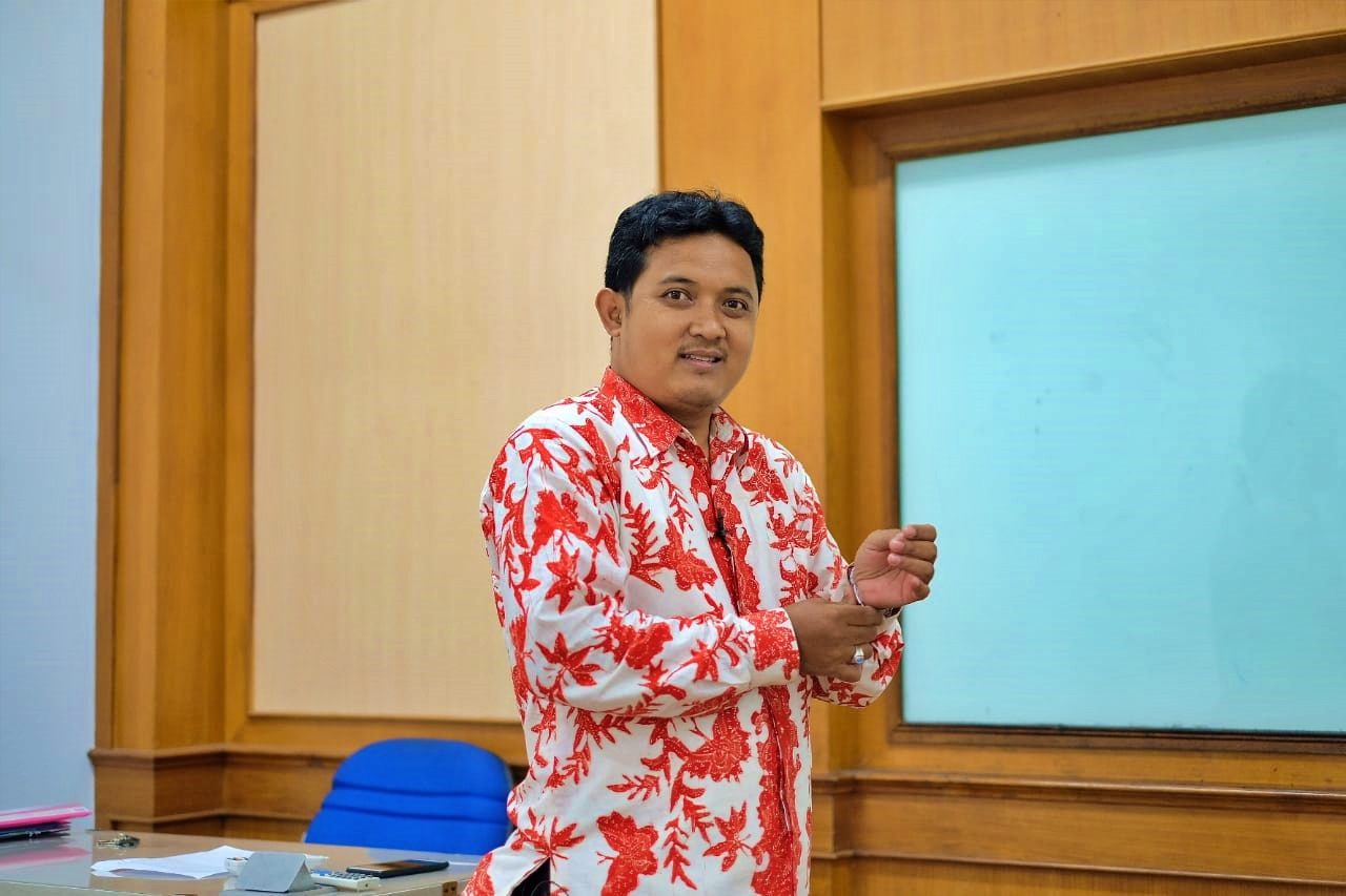 Ust. Alif Lukmanul Hakim, S.Fil., M.Phil : Dosen UII Yogyakarta