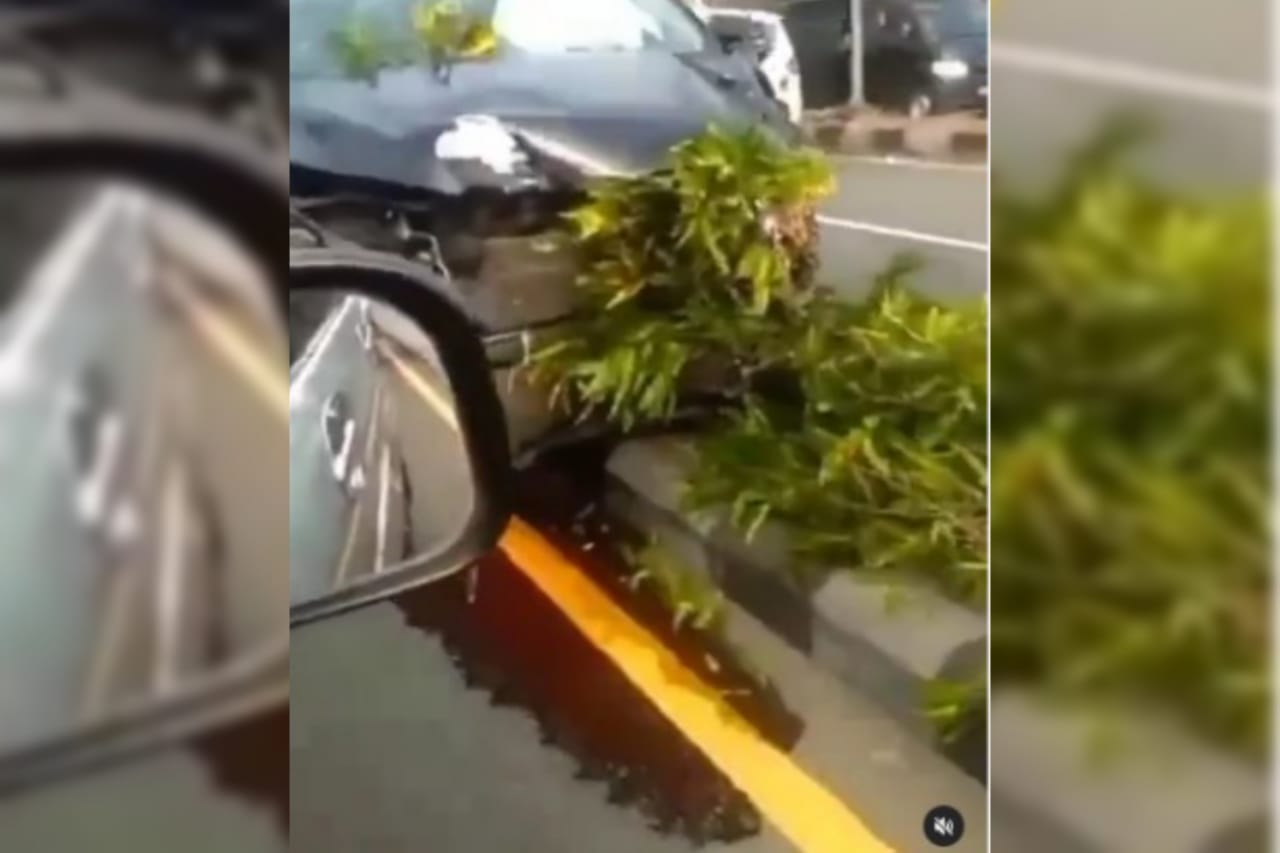 Sopir Diduga Mengantuk, Innova Tabrak Pembatas Jalan dan Ertiga