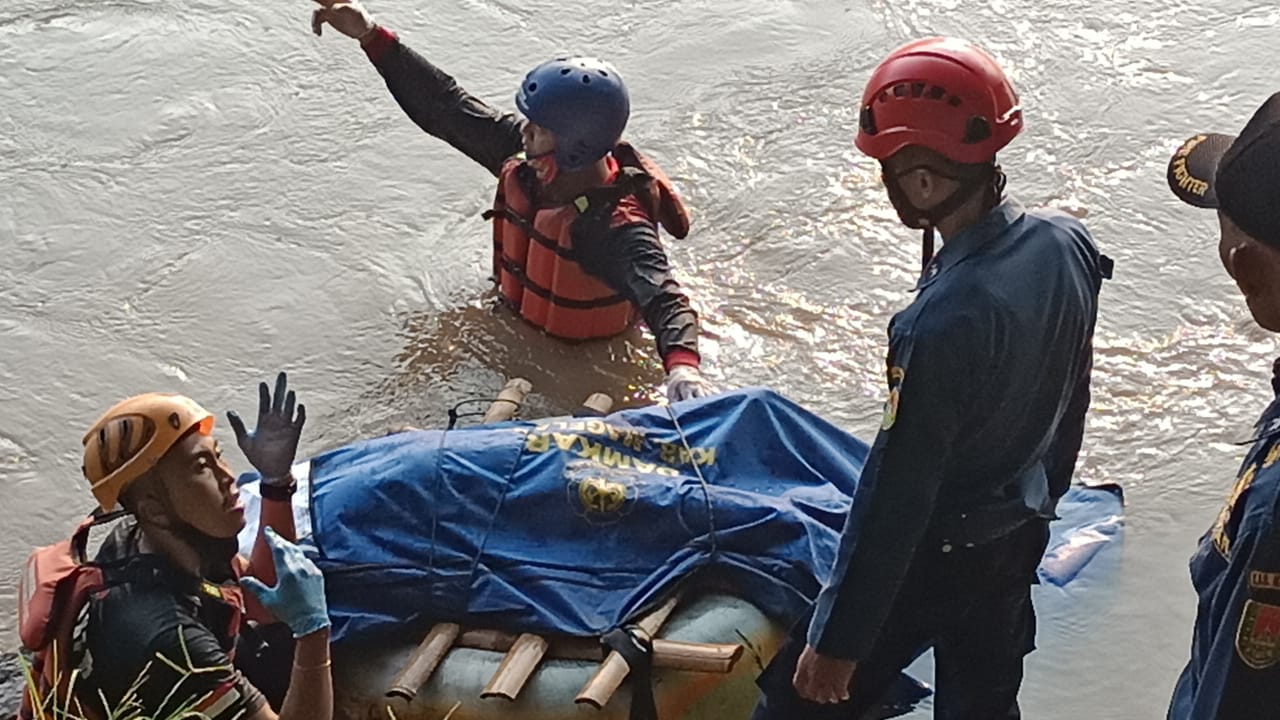 Damkar Kabupaten Magelang Evakuasi Jenazah yang Ditemukan di Sungai Progo