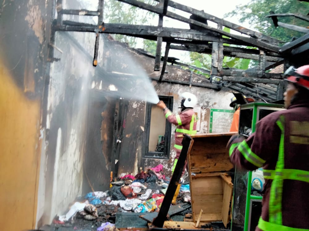 Diduga Korsleting Listrik, Rumah di Kajoran Terbakar