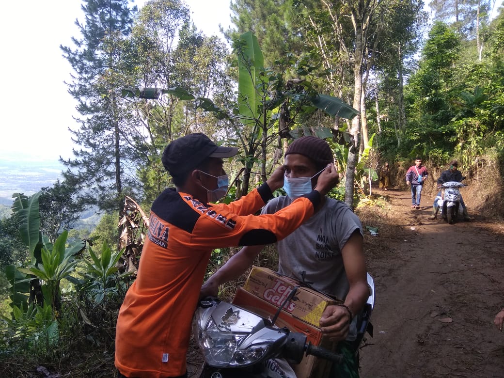 Bantu Penerapan Prokes Pada Acara Haul di Makam Gunung Giyanti, Banser dan Sejumlah Relawan Bagi-Bagi Masker